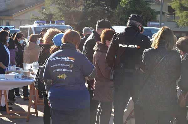La Policía Nacional de Zamora y usuarios de la Residencia Virgen del Yermo han recorrido el Camino de Santiago a su paso por Zamora 6