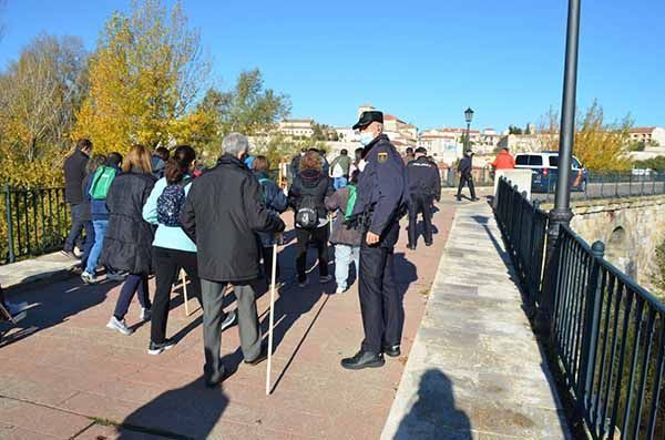 La Policía Nacional de Zamora y usuarios de la Residencia Virgen del Yermo han recorrido el Camino de Santiago a su paso por Zamora 9