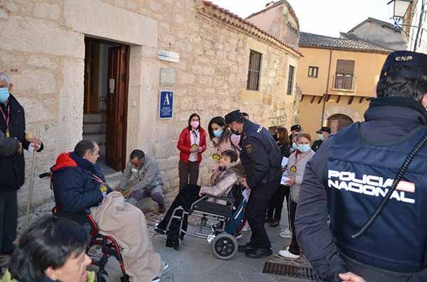 La Policía Nacional de Zamora y usuarios de la Residencia Virgen del Yermo han recorrido el Camino de Santiago a su paso por Zamora 8