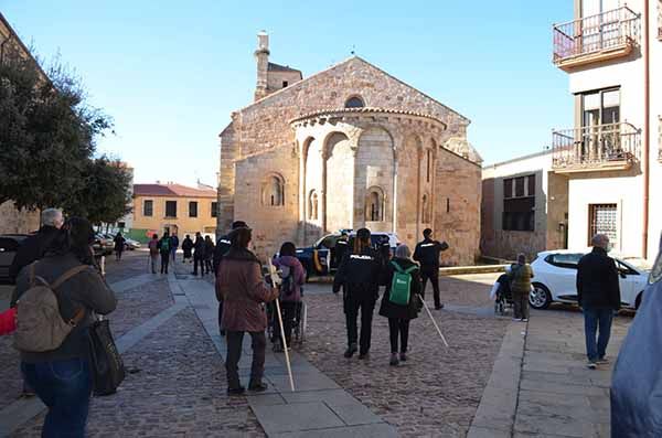 La Policía Nacional de Zamora y usuarios de la Residencia Virgen del Yermo han recorrido el Camino de Santiago a su paso por Zamora 5