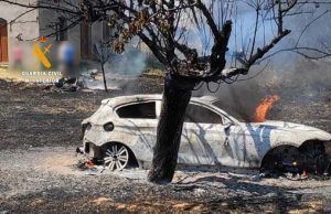 La Guardia Civil colabora en la extinción de un incendio en el que estaban afectados varios vehículos
