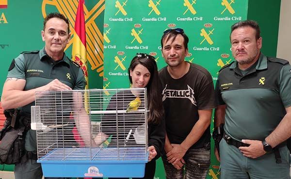 La Guardia Civil recupera un ave exótica durante el desalojo por el incendio de la localidad de Cional 1