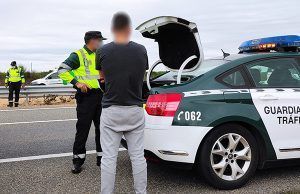 La Guardia Civil investiga a una persona como autora de un presunto delito contra la Seguridad Vial al circular con vehículo a motor careciendo su permiso de conducción de validez por pérdida total de puntos.