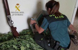 La Guardia Civil investiga a una persona como supuesta autora de un delito de tráfico de drogas y defraudación de fluido eléctrico