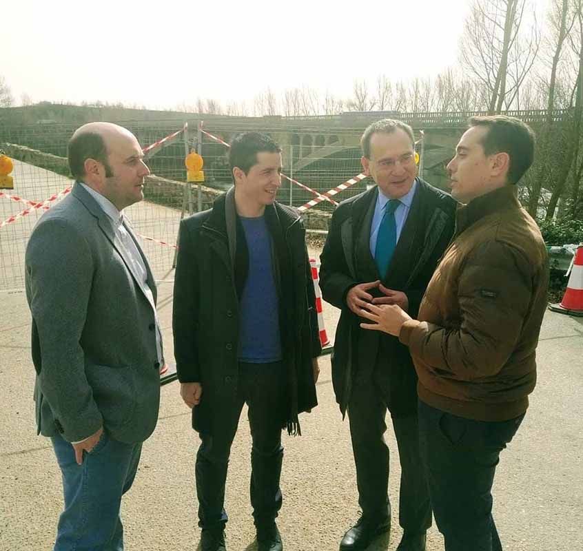 Mitma procede a la retirada urgente de los troncos acumulados entre los vanos del puente histórico de Castrogonzalo 1