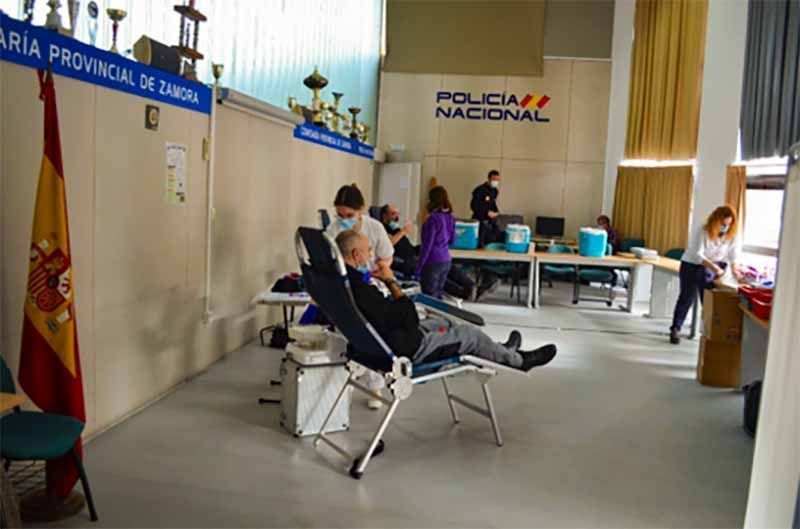 Agentes de la Policía Nacional se suman a la campaña de la Hermandad de Donantes de Sangre de Zamora 1