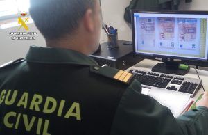 La Guardia Civil investiga a dos personascomo supuestos autores de delitos de estafamediante la introducción de billetes falsos