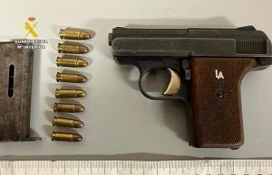 La Guardia Civil interviene por un delito de tenencia ilícita de armas y otro contra la salud pública por tráfico de drogas