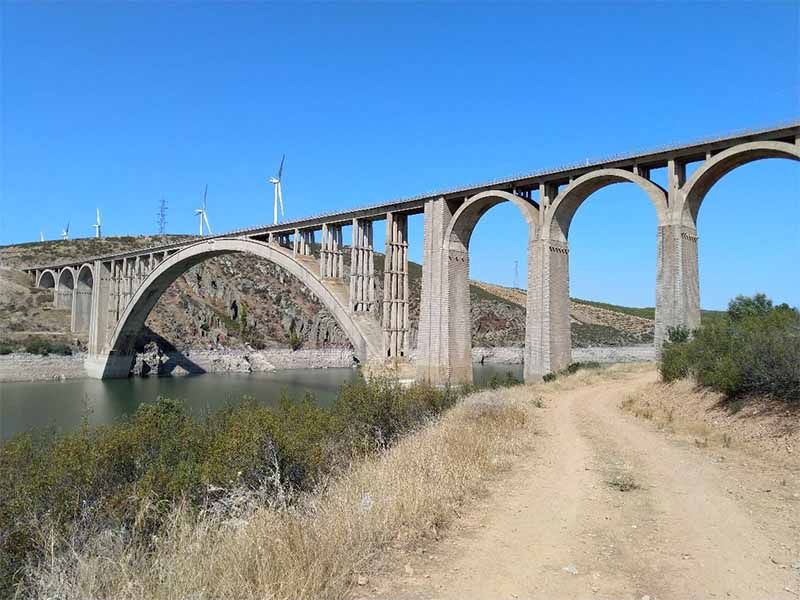 Mitma licita por más de 7 millones de euros la rehabilitación del viaducto Martín Gil sobre el embalse de Ricobayo en Zamora 1
