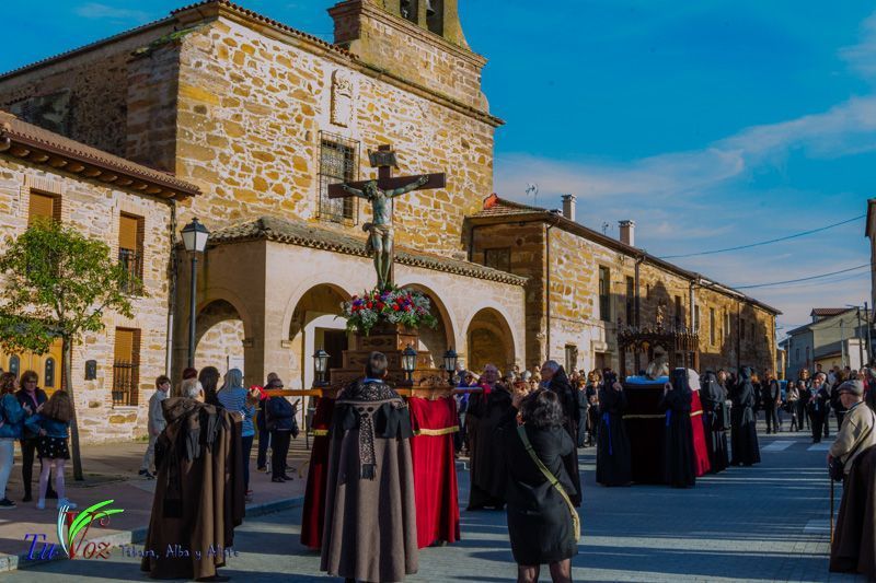 La espléndida tarde de Viernes Santo hizo lucir la procesión del Santo Entierro 11