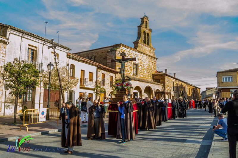 La espléndida tarde de Viernes Santo hizo lucir la procesión del Santo Entierro 13