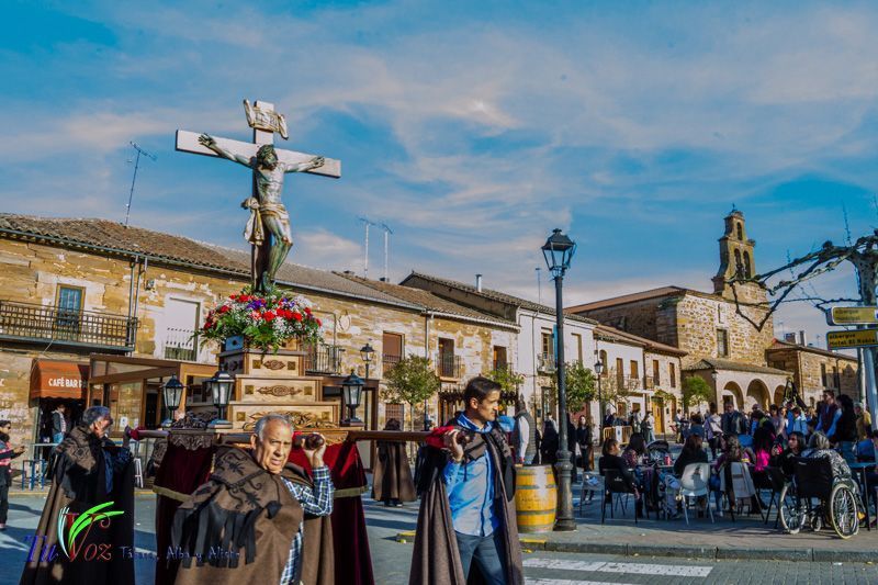 La espléndida tarde de Viernes Santo hizo lucir la procesión del Santo Entierro 15
