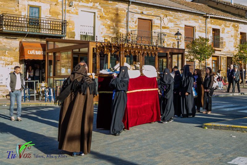 La espléndida tarde de Viernes Santo hizo lucir la procesión del Santo Entierro 16
