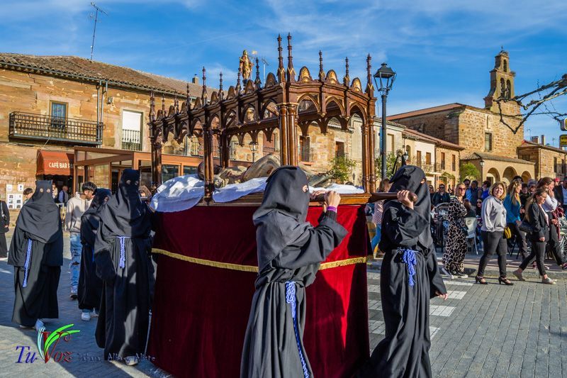 La espléndida tarde de Viernes Santo hizo lucir la procesión del Santo Entierro 17