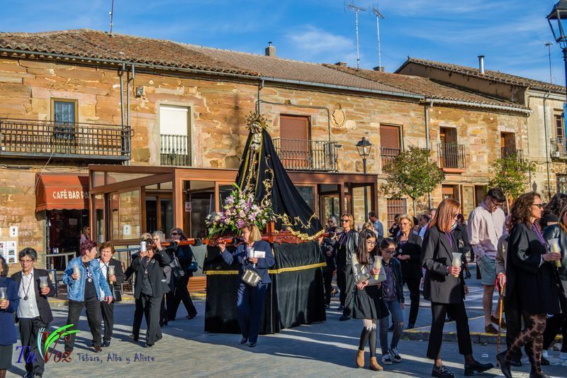 La espléndida tarde de Viernes Santo hizo lucir la procesión del Santo Entierro 18