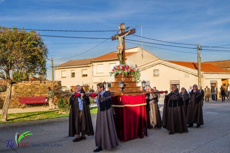 La espléndida tarde de Viernes Santo hizo lucir la procesión del Santo Entierro 24