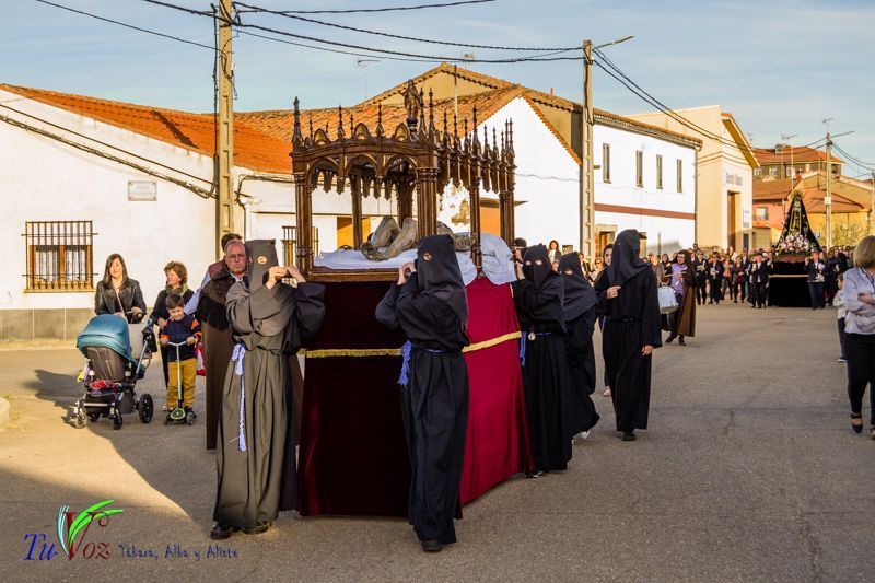 La espléndida tarde de Viernes Santo hizo lucir la procesión del Santo Entierro 25