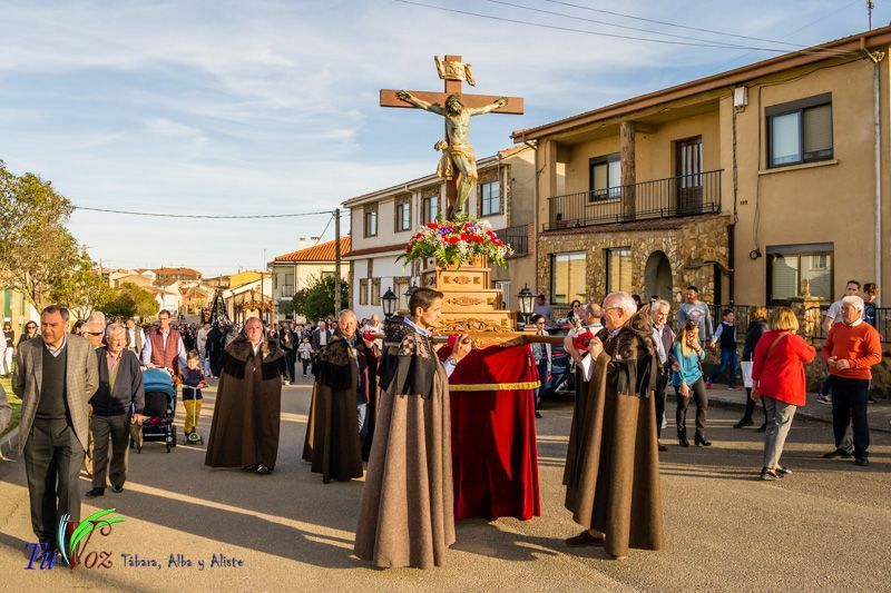 La espléndida tarde de Viernes Santo hizo lucir la procesión del Santo Entierro 30