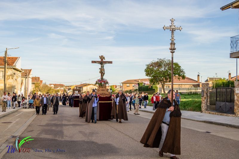 La espléndida tarde de Viernes Santo hizo lucir la procesión del Santo Entierro 36