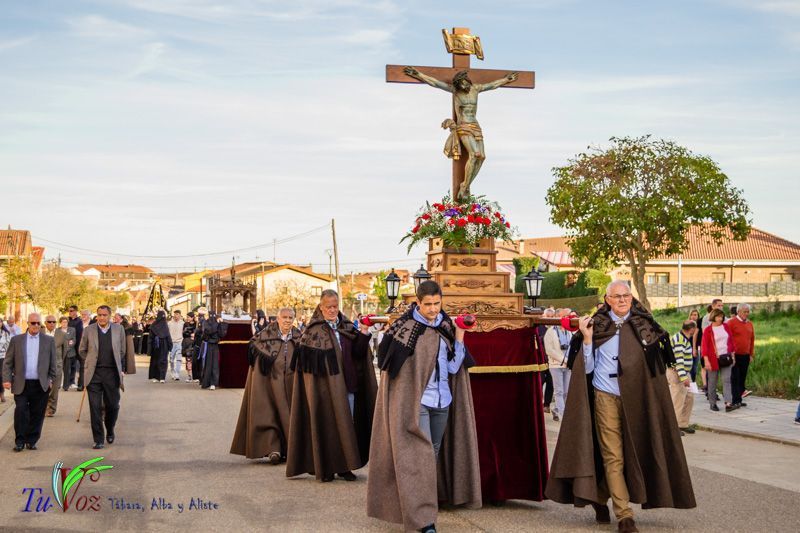 La espléndida tarde de Viernes Santo hizo lucir la procesión del Santo Entierro 37