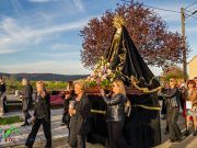 La espléndida tarde de Viernes Santo hizo lucir la procesión del Santo Entierro