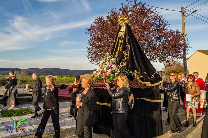 La espléndida tarde de Viernes Santo hizo lucir la procesión del Santo Entierro 1