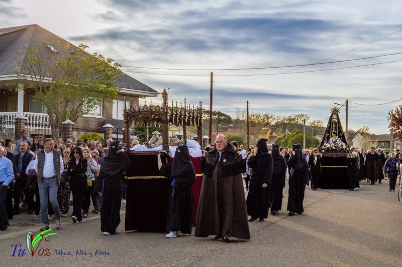 La espléndida tarde de Viernes Santo hizo lucir la procesión del Santo Entierro 52