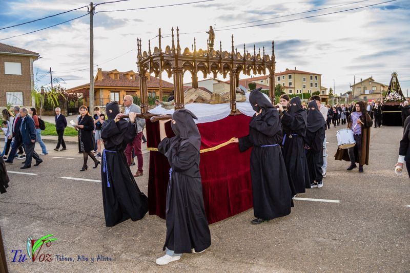 La espléndida tarde de Viernes Santo hizo lucir la procesión del Santo Entierro 56