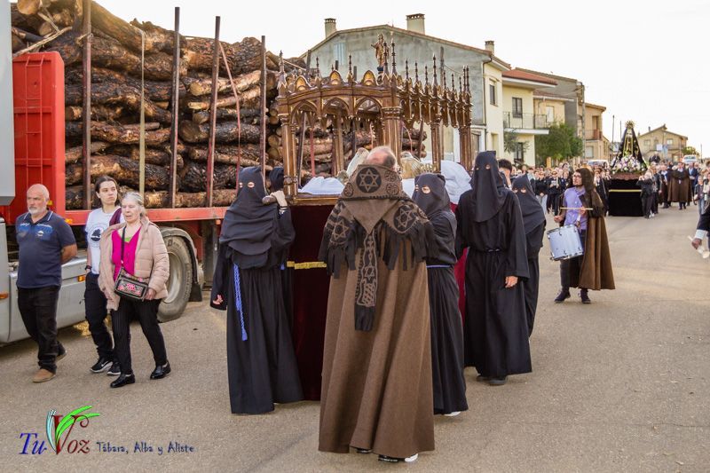 La espléndida tarde de Viernes Santo hizo lucir la procesión del Santo Entierro 61