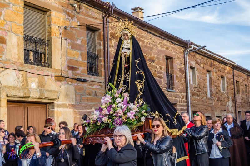 La espléndida tarde de Viernes Santo hizo lucir la procesión del Santo Entierro 70