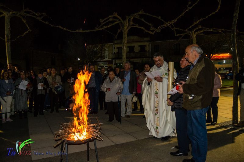 Numerosos fieles asistieron anoche a la Santa Vigilia Pascual en Tábara. 5