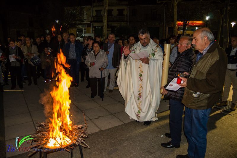 Numerosos fieles asistieron anoche a la Santa Vigilia Pascual en Tábara. 6