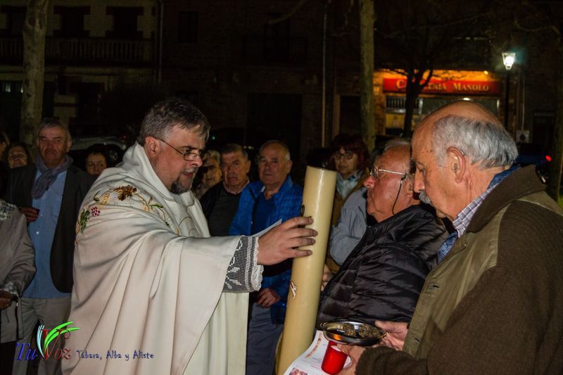 Numerosos fieles asistieron anoche a la Santa Vigilia Pascual en Tábara. 7