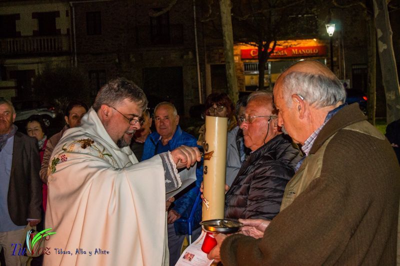 Numerosos fieles asistieron anoche a la Santa Vigilia Pascual en Tábara. 9