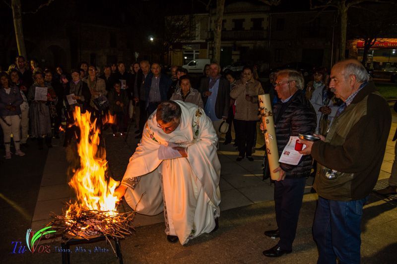 Numerosos fieles asistieron anoche a la Santa Vigilia Pascual en Tábara. 1