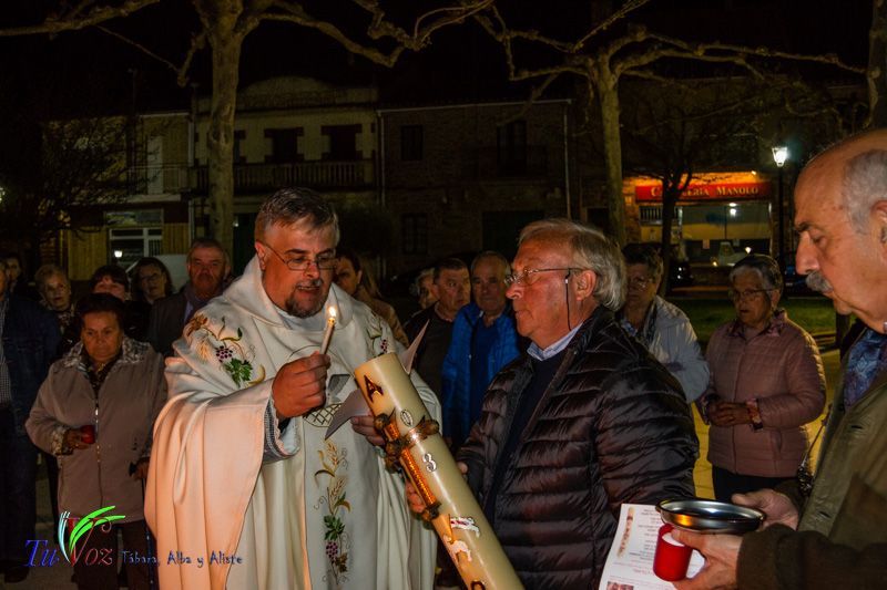 Numerosos fieles asistieron anoche a la Santa Vigilia Pascual en Tábara. 11