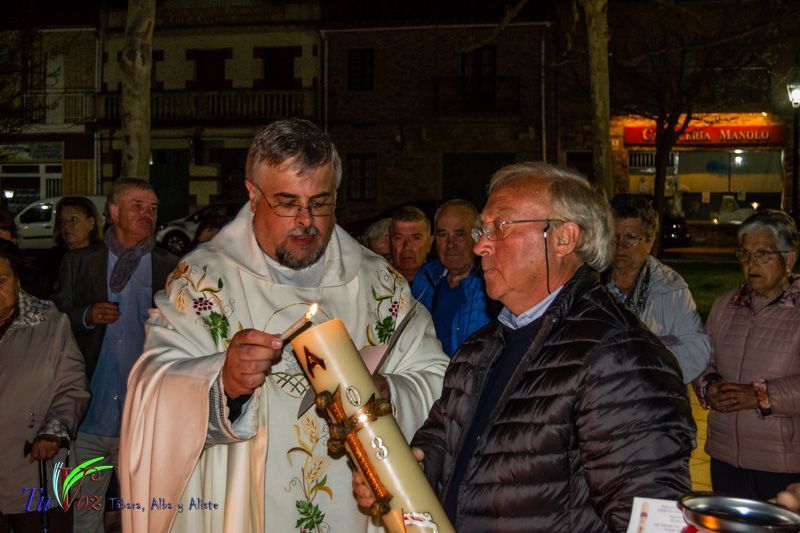 Numerosos fieles asistieron anoche a la Santa Vigilia Pascual en Tábara. 12