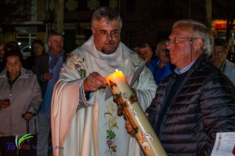 Numerosos fieles asistieron anoche a la Santa Vigilia Pascual en Tábara. 13