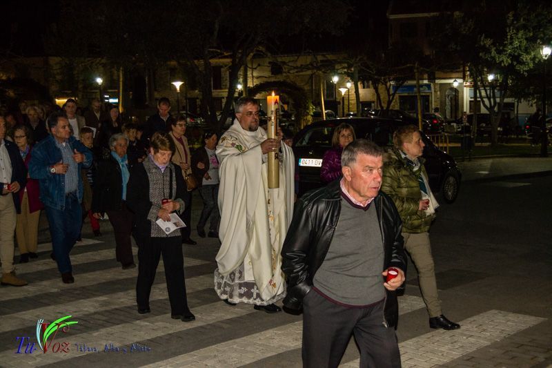 Numerosos fieles asistieron anoche a la Santa Vigilia Pascual en Tábara. 16