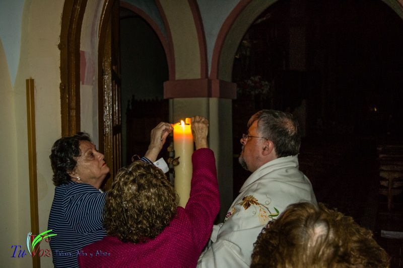 Numerosos fieles asistieron anoche a la Santa Vigilia Pascual en Tábara. 17