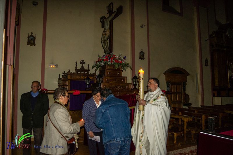 Numerosos fieles asistieron anoche a la Santa Vigilia Pascual en Tábara. 18