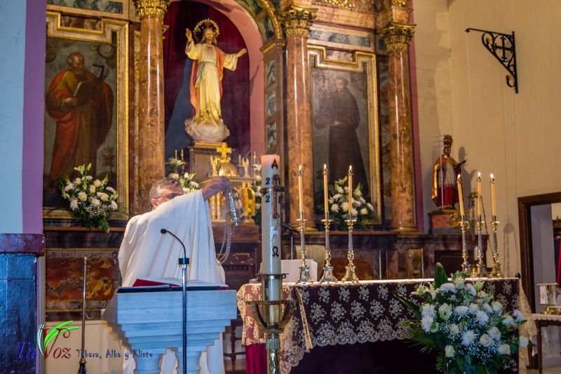 Numerosos fieles asistieron anoche a la Santa Vigilia Pascual en Tábara. 27