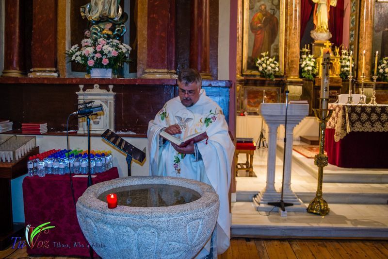 Numerosos fieles asistieron anoche a la Santa Vigilia Pascual en Tábara. 28