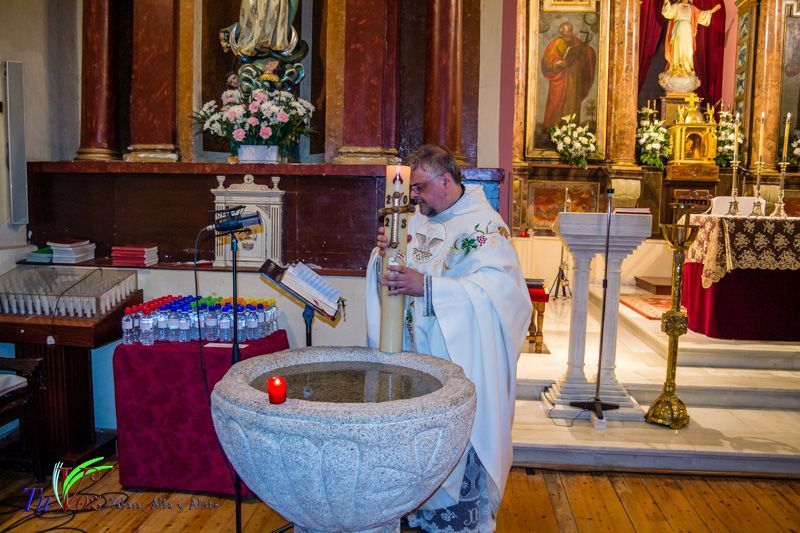 Numerosos fieles asistieron anoche a la Santa Vigilia Pascual en Tábara. 29