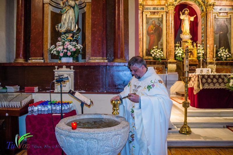 Numerosos fieles asistieron anoche a la Santa Vigilia Pascual en Tábara. 31