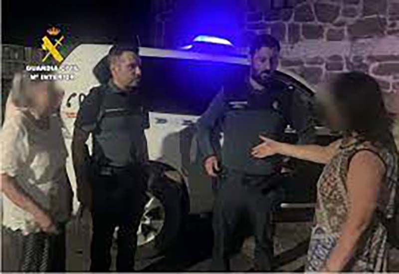 La Guardia Civil auxilia a dos personas que descendían de las Cascadas de Sotillo 1