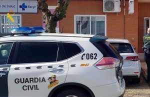 La Guardia Civil auxilia a una conductora que iba acompañada por sus hijos menores de edad