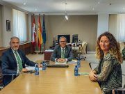 La Consejería de Industria, Comercio y Empleo se reúne con responsables de los establecimientos Lidl y Aldi para tratar la polémica con la comercialización de la fresa