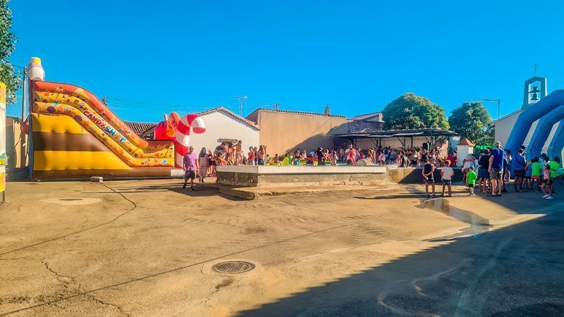 ¡Una Explosión de Diversión en San Lorenzo! Hinchables y Fiesta de la Espuma 6