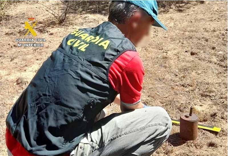 La Guardia Civil destruye una mina antipersona de “SALTO” localizada en el antiguo campo militar de Montelareina 1